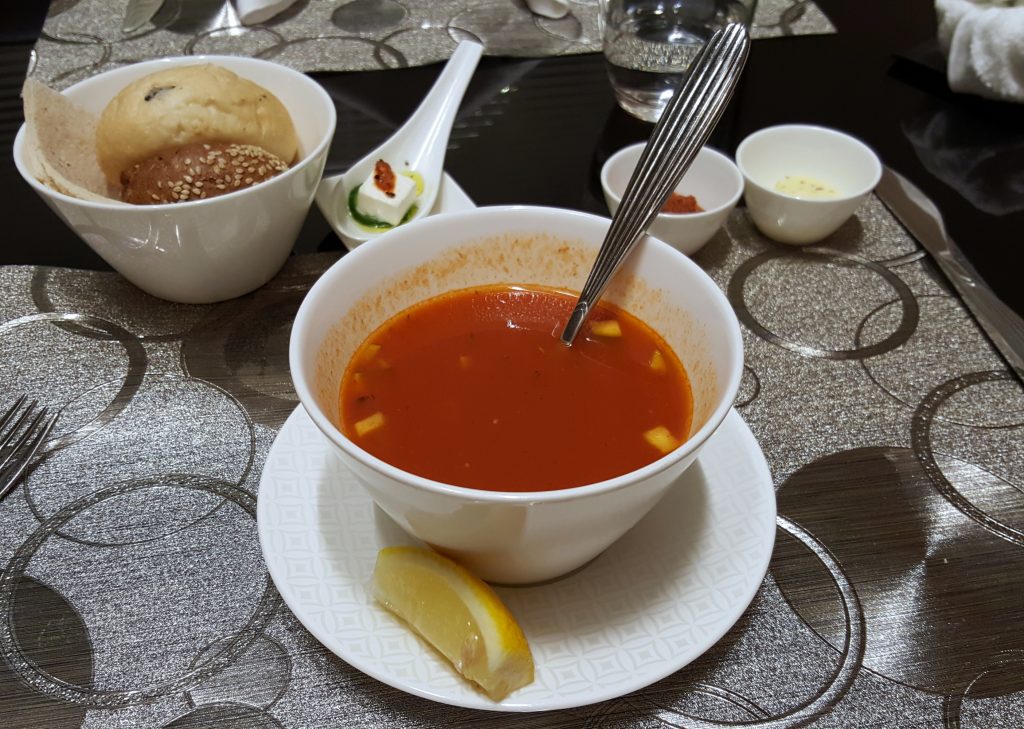 tazón con comida y bebidas