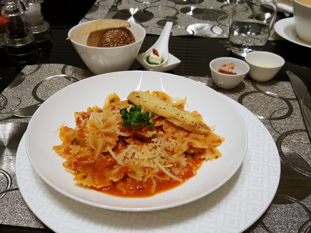 un plato de comida servido sobre la mesa