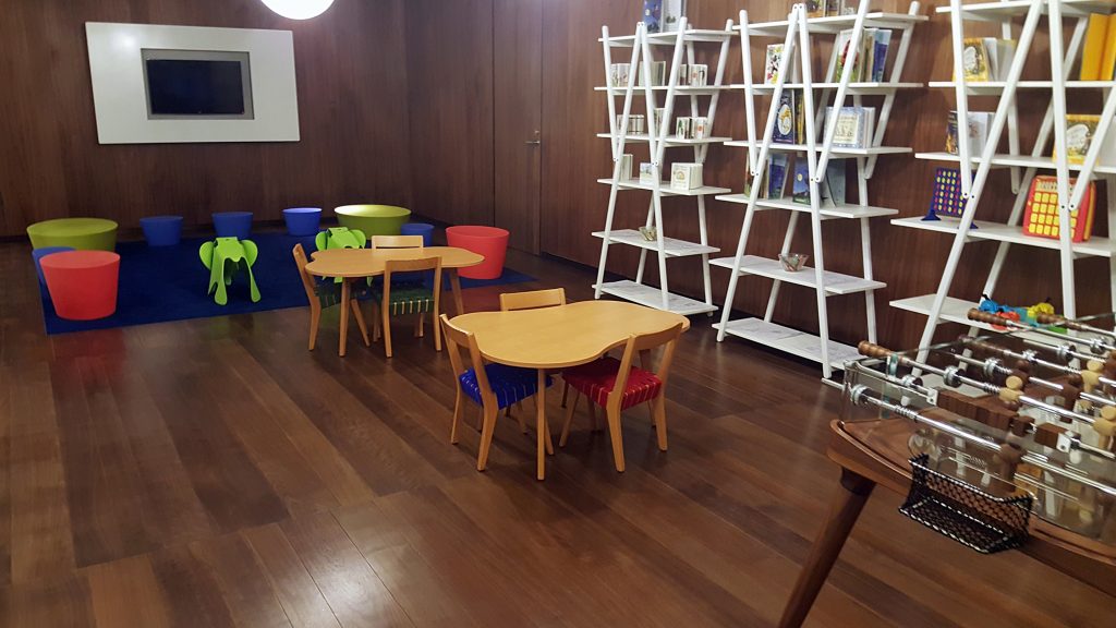 una silla de madera en un cuarto