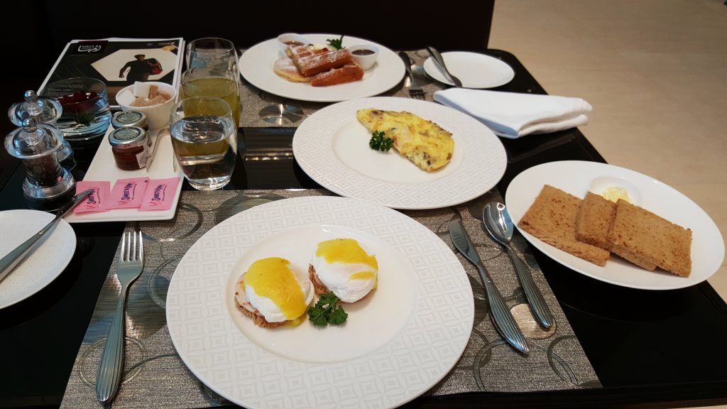 plato con diferentes tipos de comida en una mesa