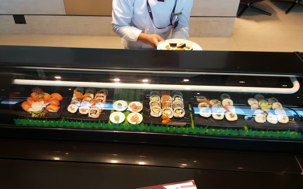 persona preparando comida en un horno