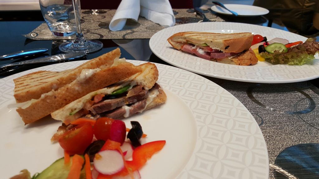 plato con comida sobre una mesa