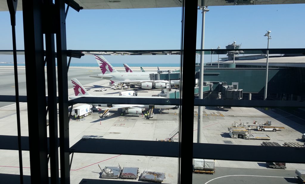 un avión en la pista de un aeropuerto